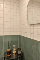 감성 소품으로 완성한 카페 화장실 디테일 연출